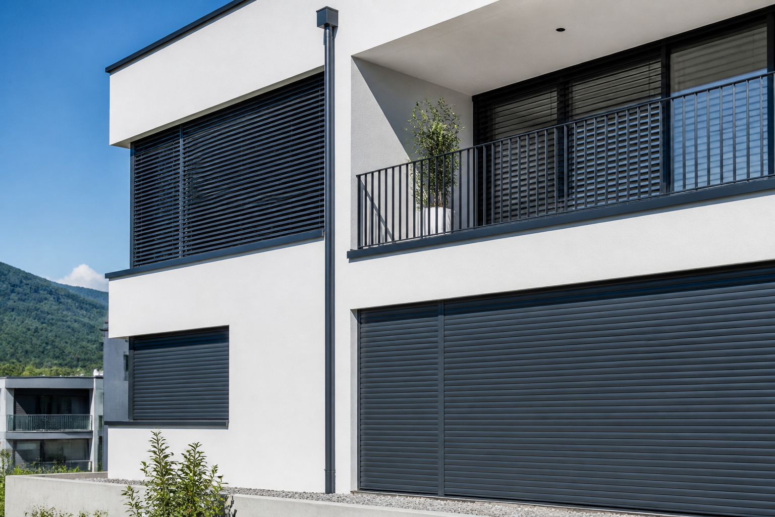 Façade moderne avec stores à lamelles extérieurs et volets roulants